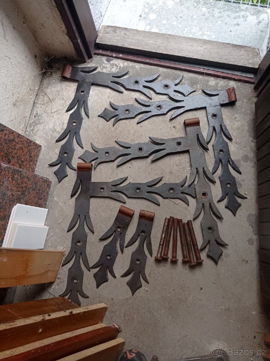 Kování na dřevěné vrata