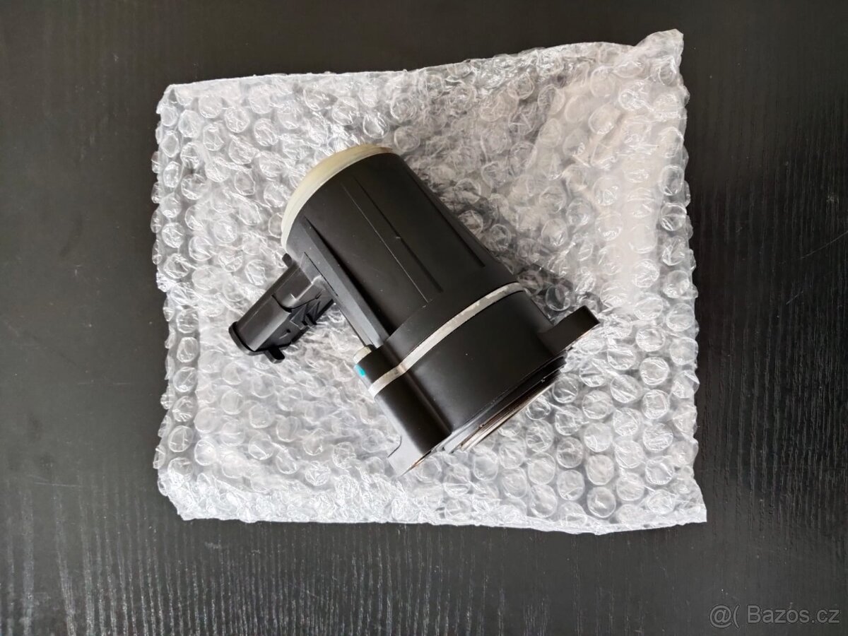 Tesla Model S, X. Servo motor ruční brzdy