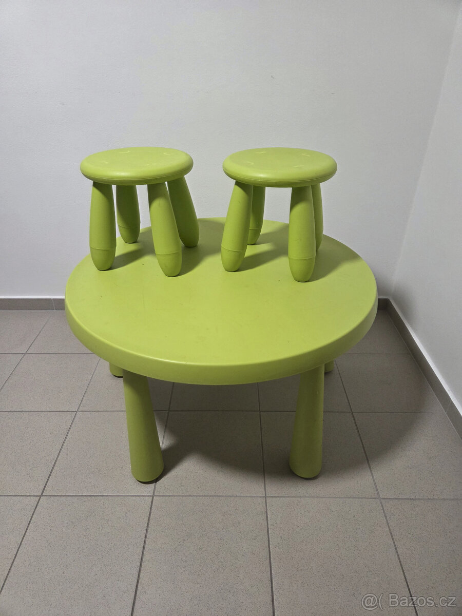 Dětský zelený stůl a 2 zelené stoličky IKEA