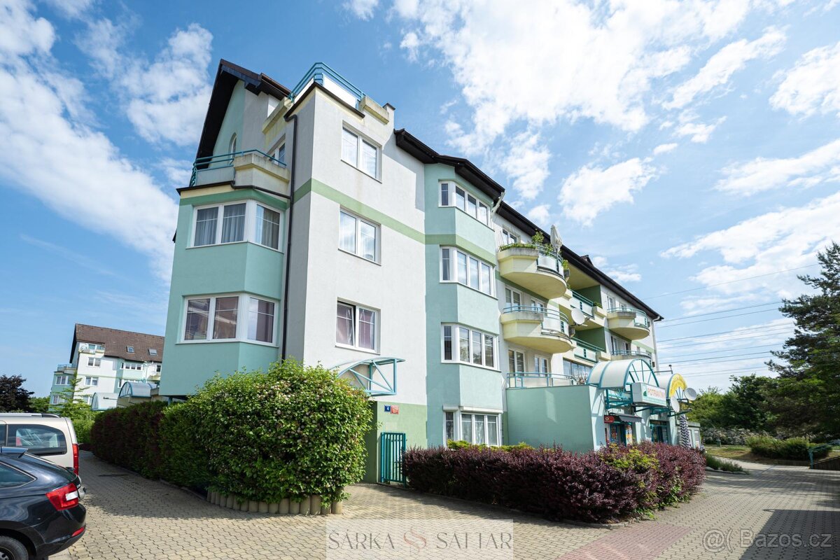 Prodej světlého 2+kk 54m2 s garážovým stáním , 2x sklepem, v