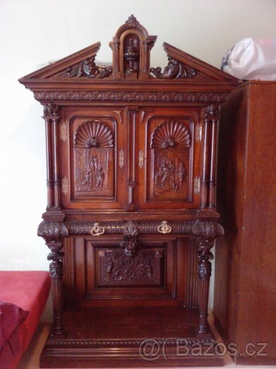 starožitná vyřezávaná skříň