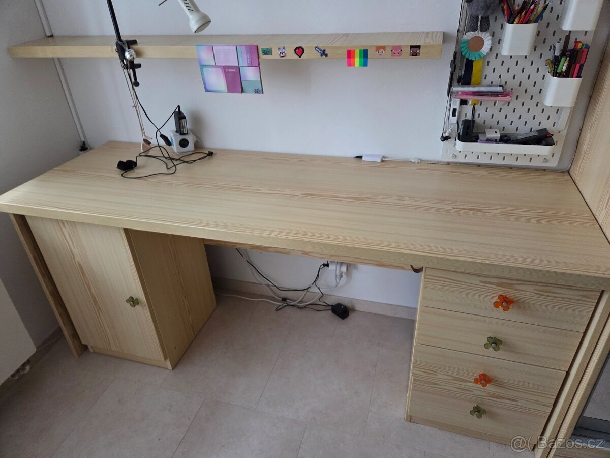 Psací stůl