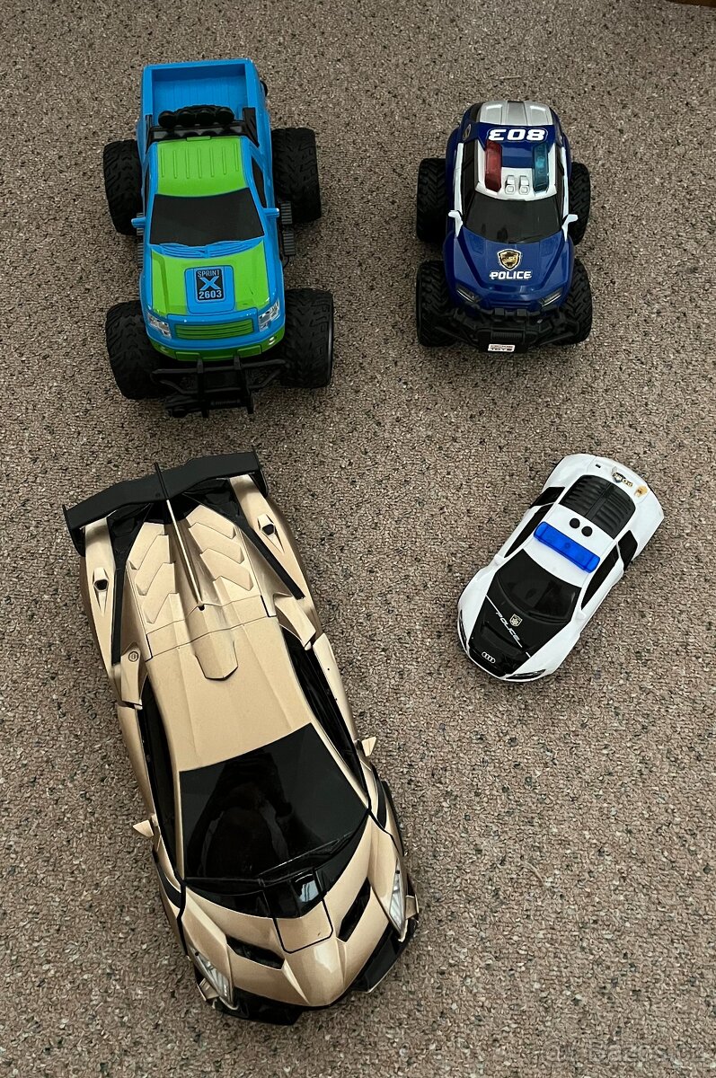 Čtyři větší auta
