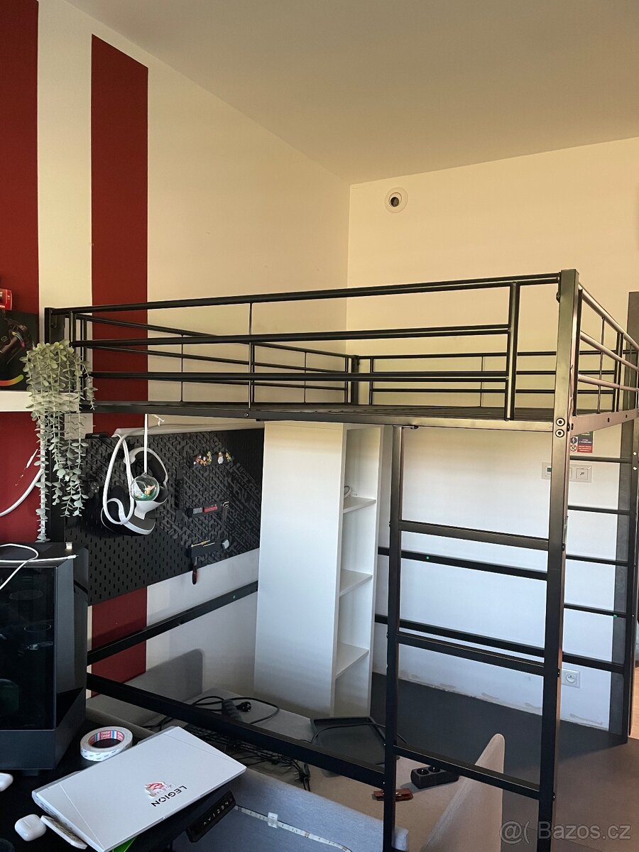 Kovová patrová postel s ochranou proti vypadnuti