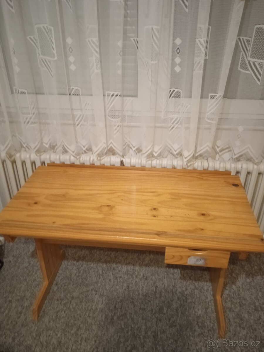 Dětský psací stůl - stavitelný a polohovatelný