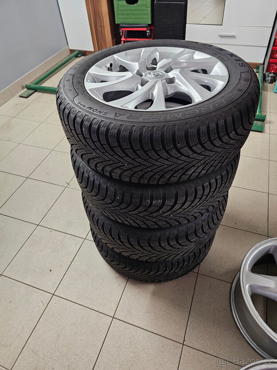 Alu Kola Toyota Auris 5x114,3 zimní gumy 205/55/R16