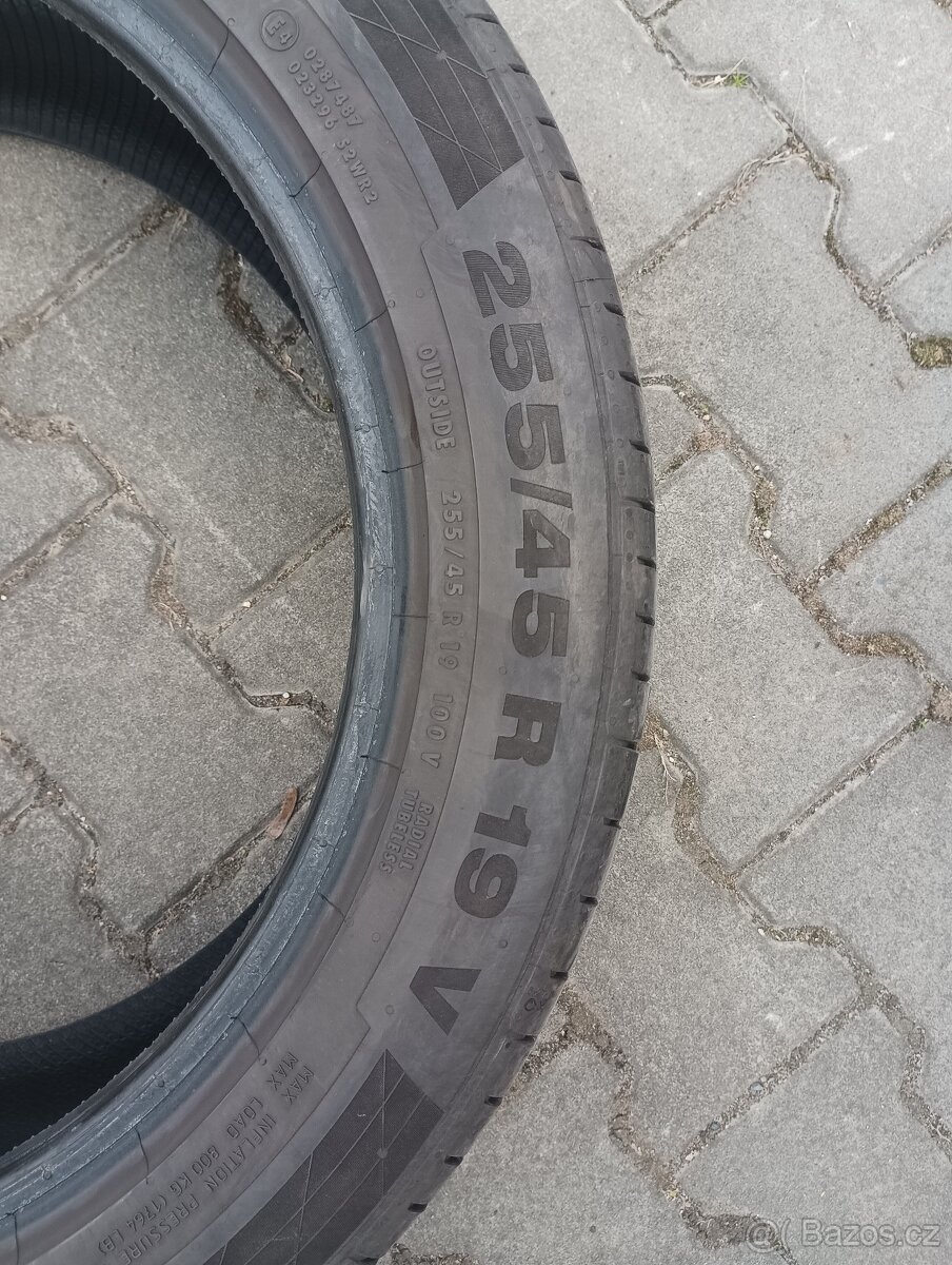 255/45R19