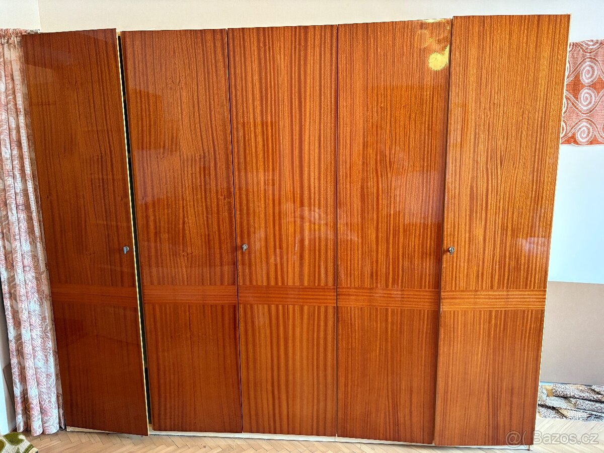 Vysoká skříň (šířka 242 cm, výška 203 cm)
