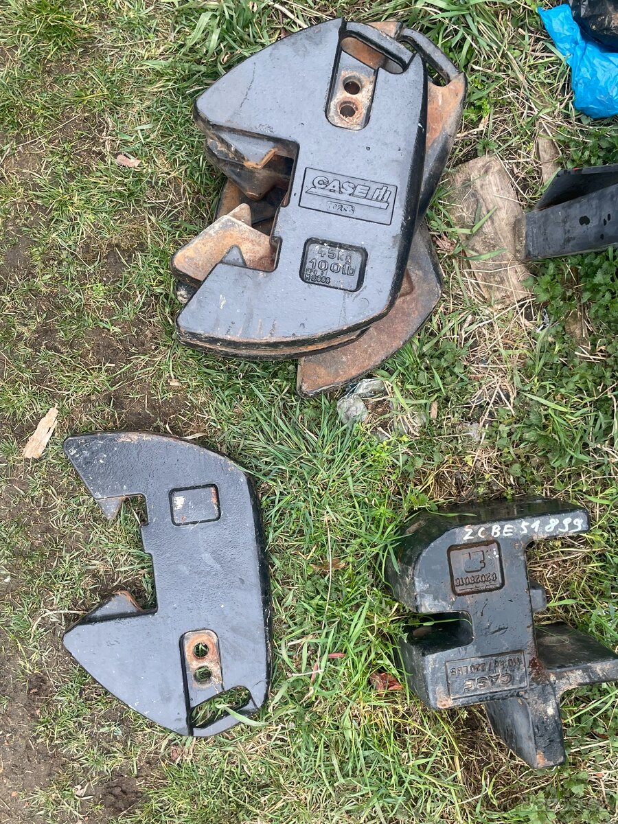 Přední závaží s konzolí na Case JXU nebo Farmall