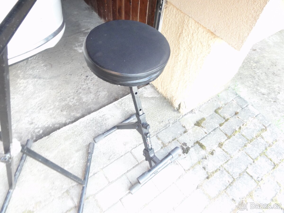 Stojany na klávesy včetně přídavných držáků na další klávesy