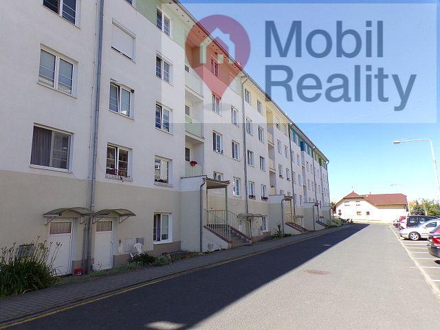 Holýšov. Cihlový byt 3 + 1 s lodžií ve velmi slušném a udržo