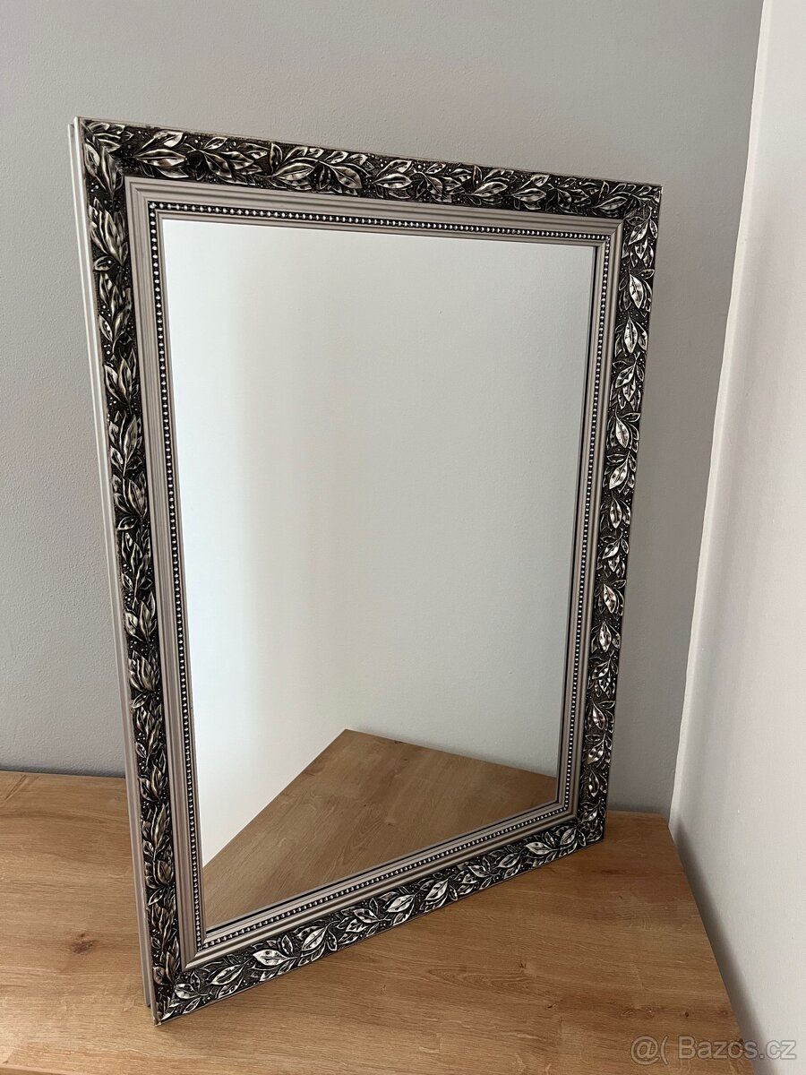 Elegantní zrcadlo s dekorativním rámem – 55 × 75 cm