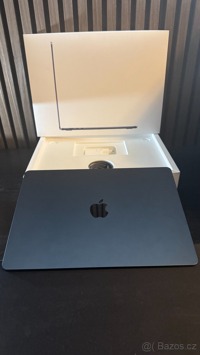 MacBook Air 15" M3 – 16GB RAM / 512GB SSD – temně inkoustov