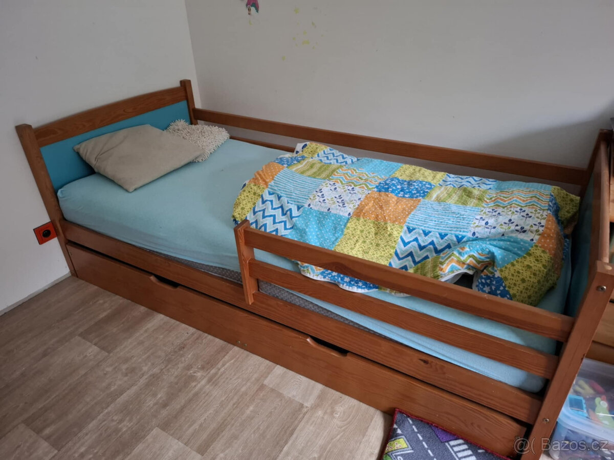 Dřevěná postel