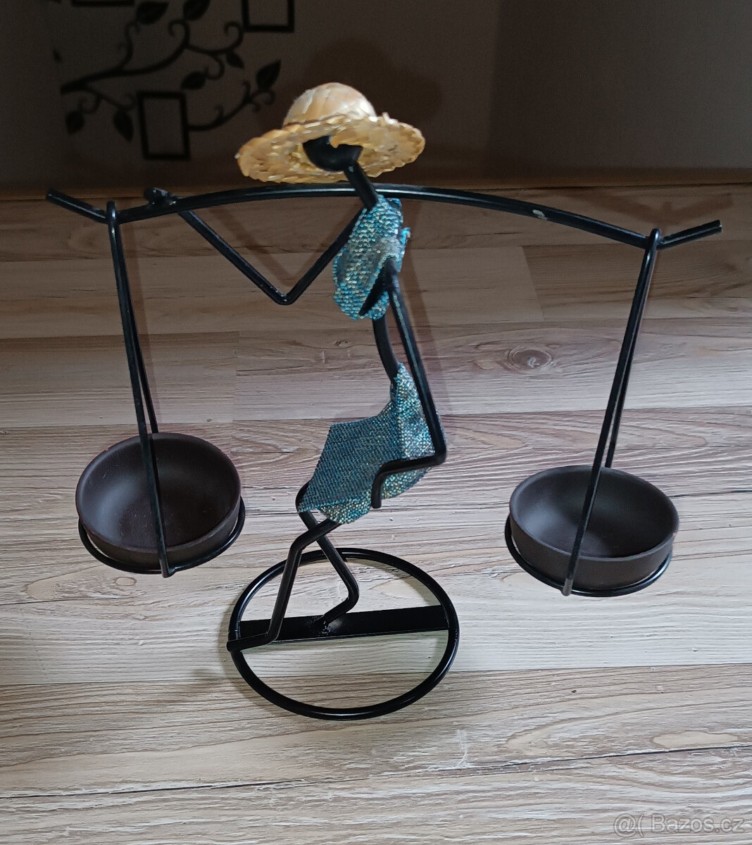 Dekorační kovový svícen Africká žena s kloboukem