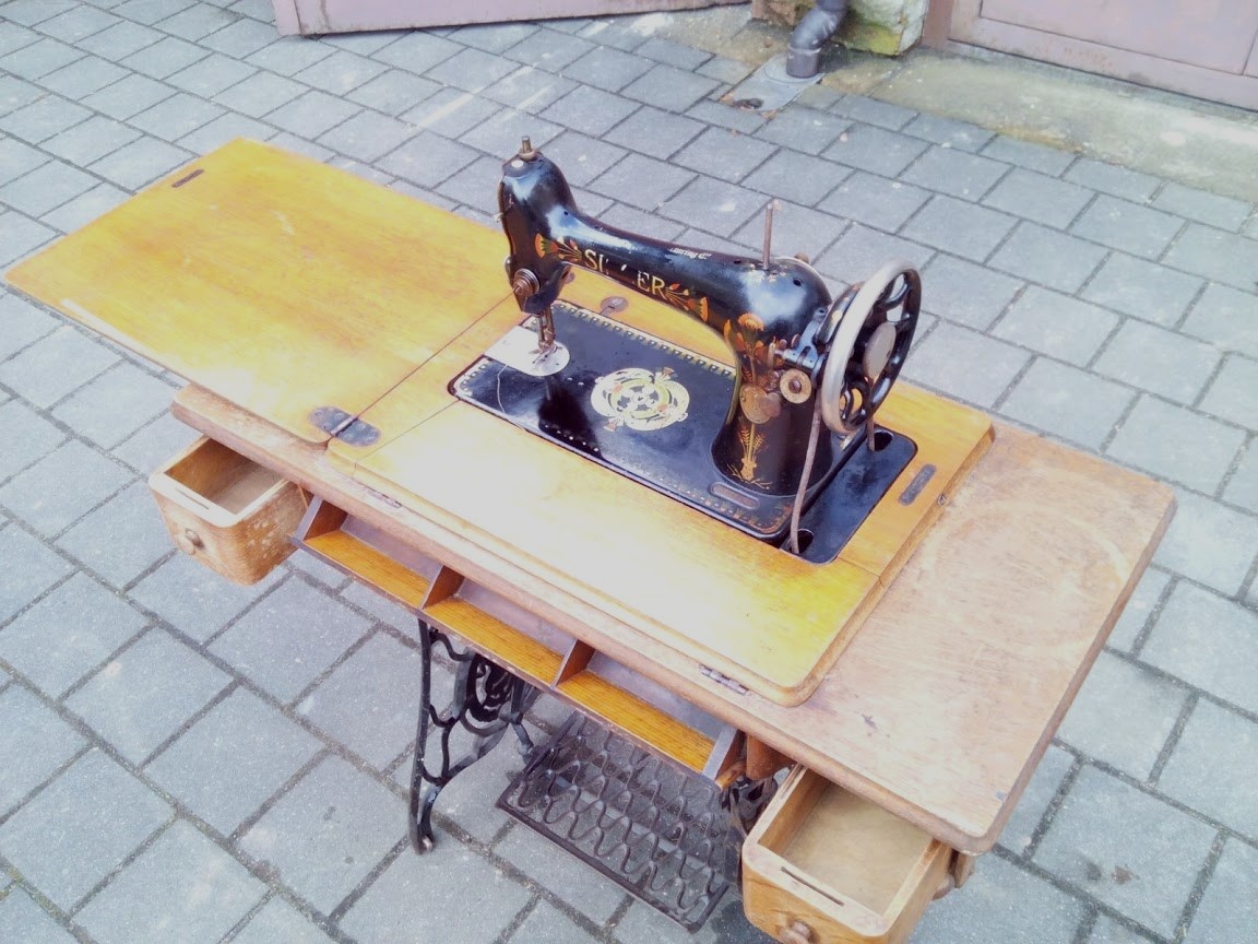 Šicí stroj - šlapací - SINGER - starožitnost