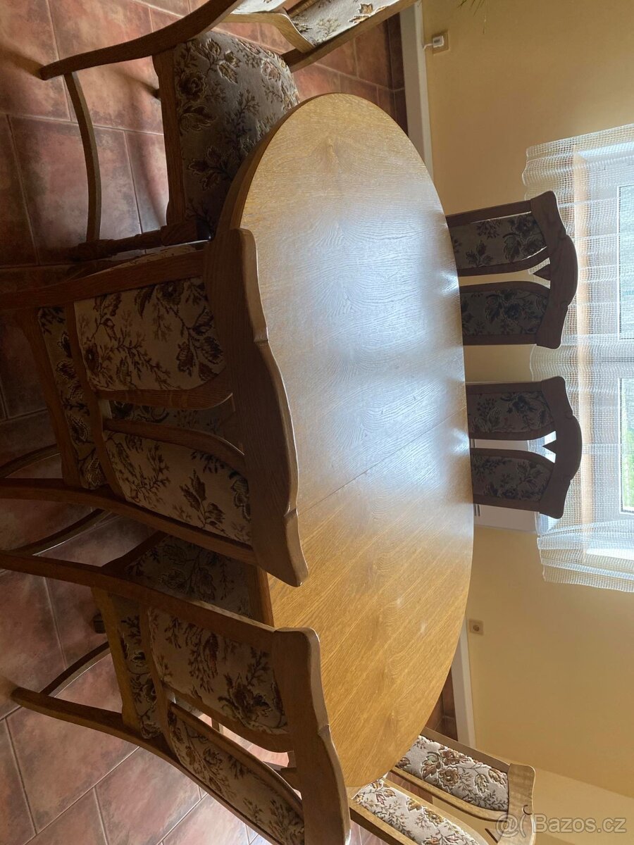 Rozkládací stůl s židlemi