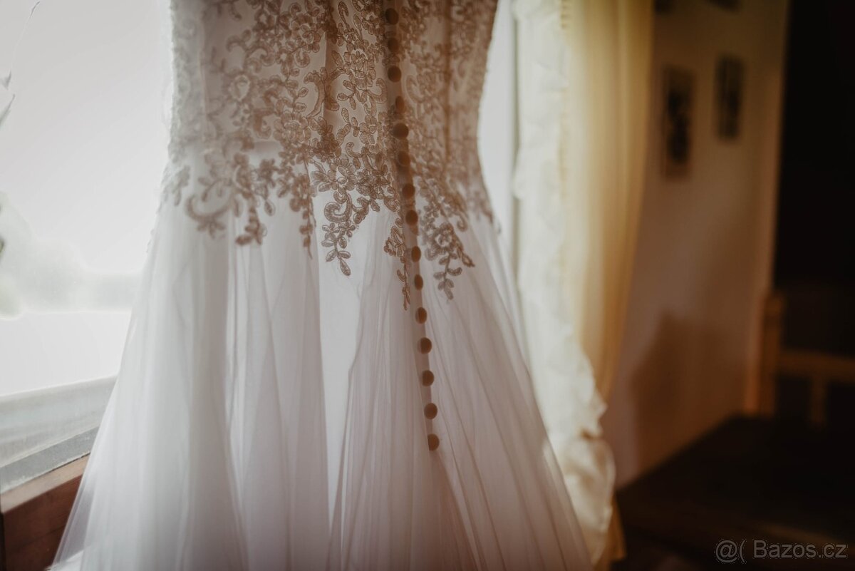 Krajkové svatební šaty