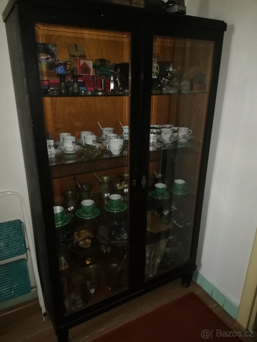 Skříň, skleník, vitrína.