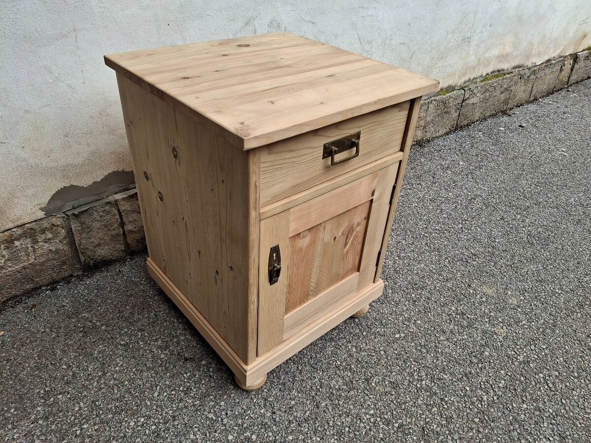 Renovovaný velký noční stolek