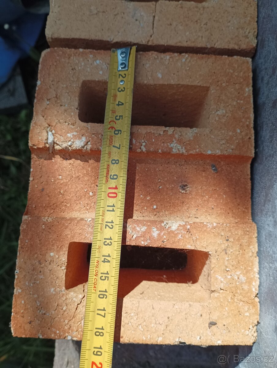 Magnezitové akumulační cihly a Šamotové cihly s dírami