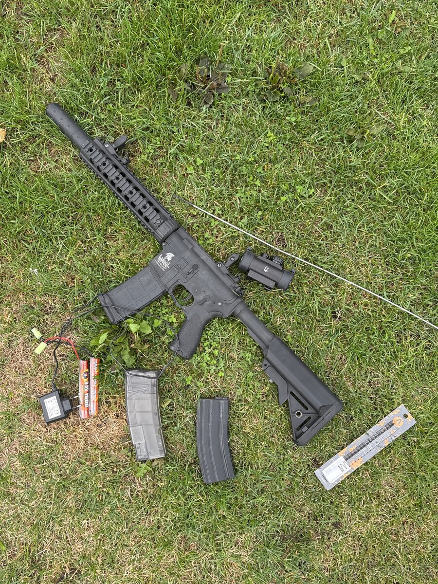 Airsoft sekundární a primární zbraň s vybavením