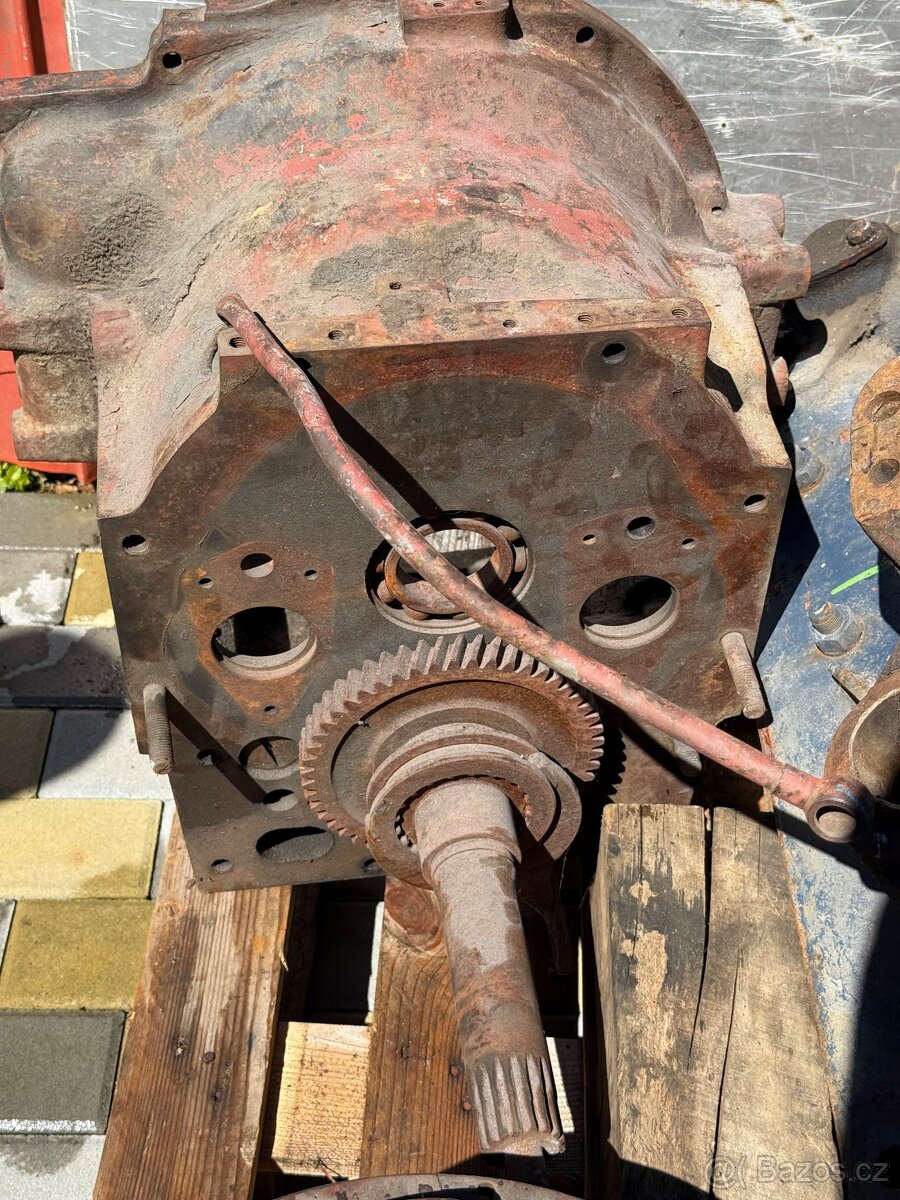 Mezi skříní na zetor 80 11 a 80 45