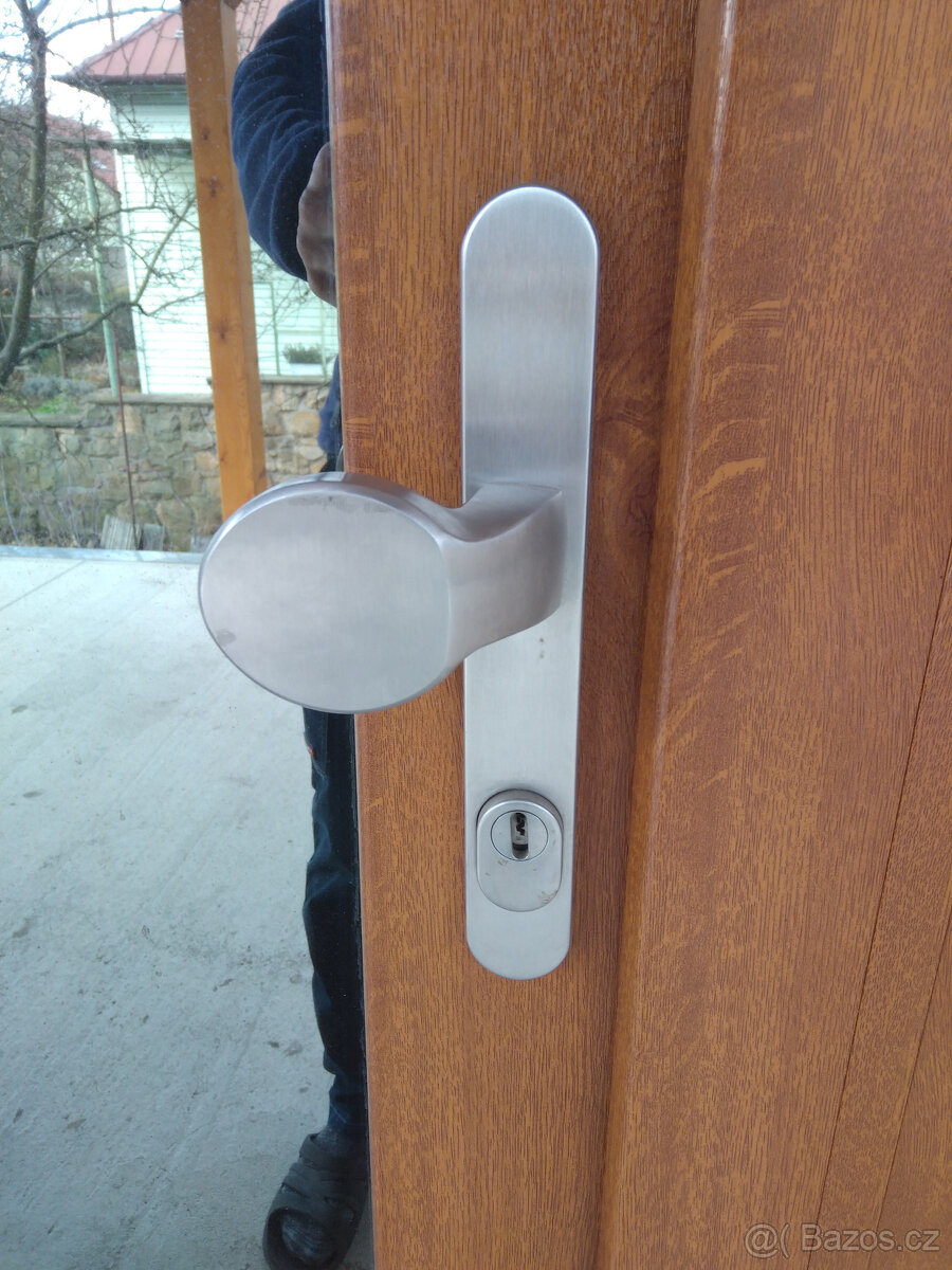 Bezpečnostní kování klika-koule