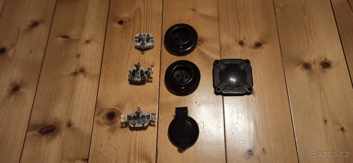 Retro bakelitové zásuvky