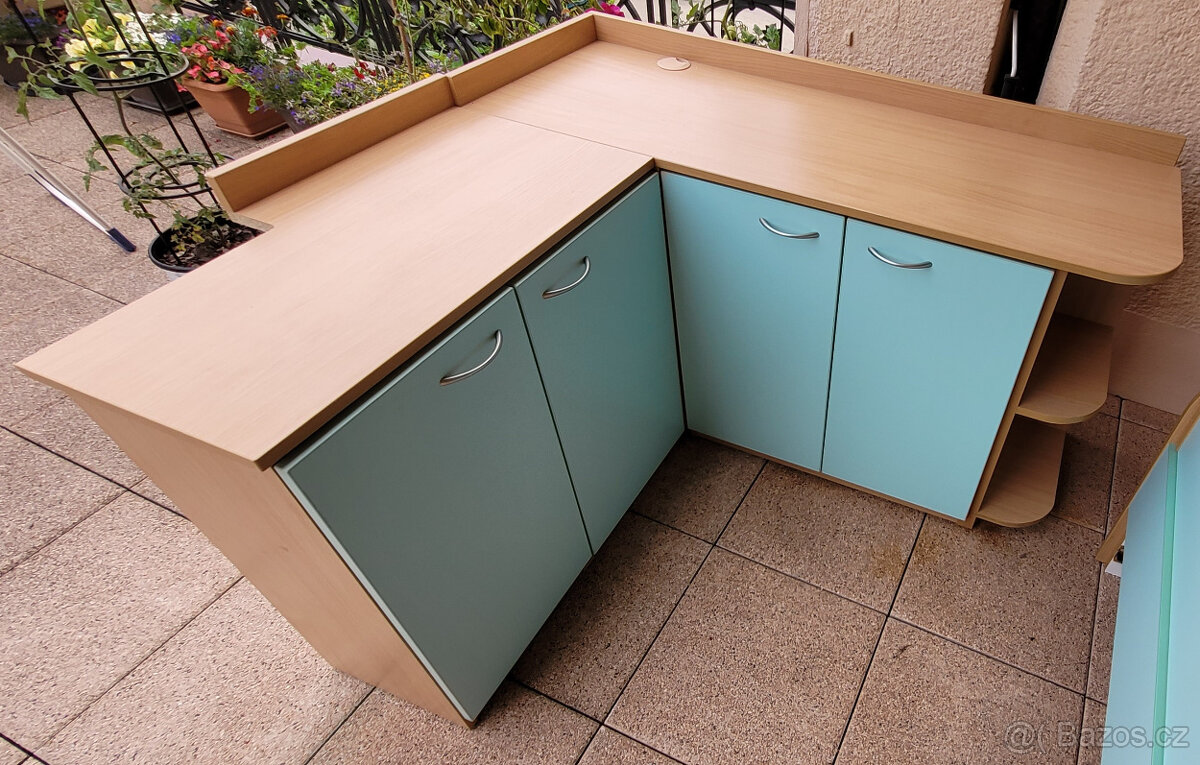 Rohová skříňka na míru z lamina