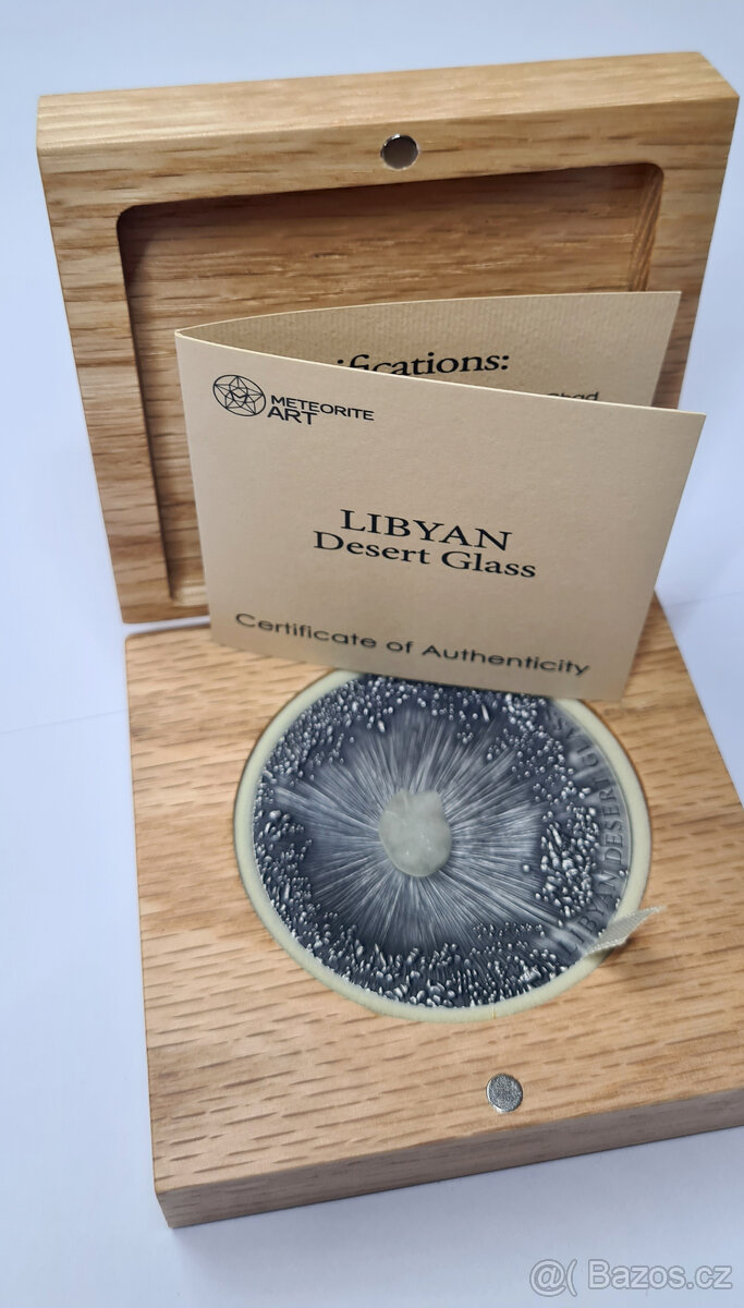 Stříbrná mince s libyjským sklem (stáří 29 mil. let)