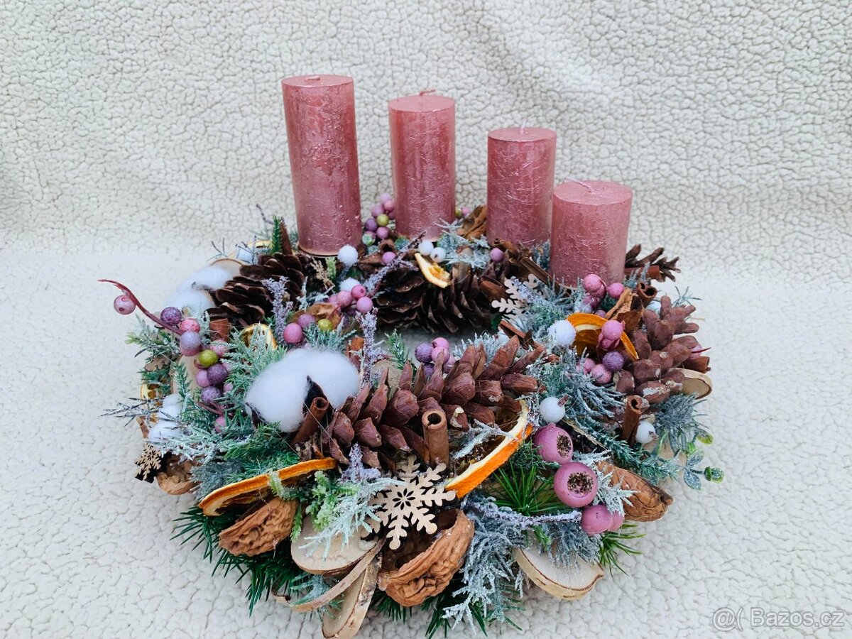 Extravagantní Vánoční/Adventní věnec ve starorůžové barvě