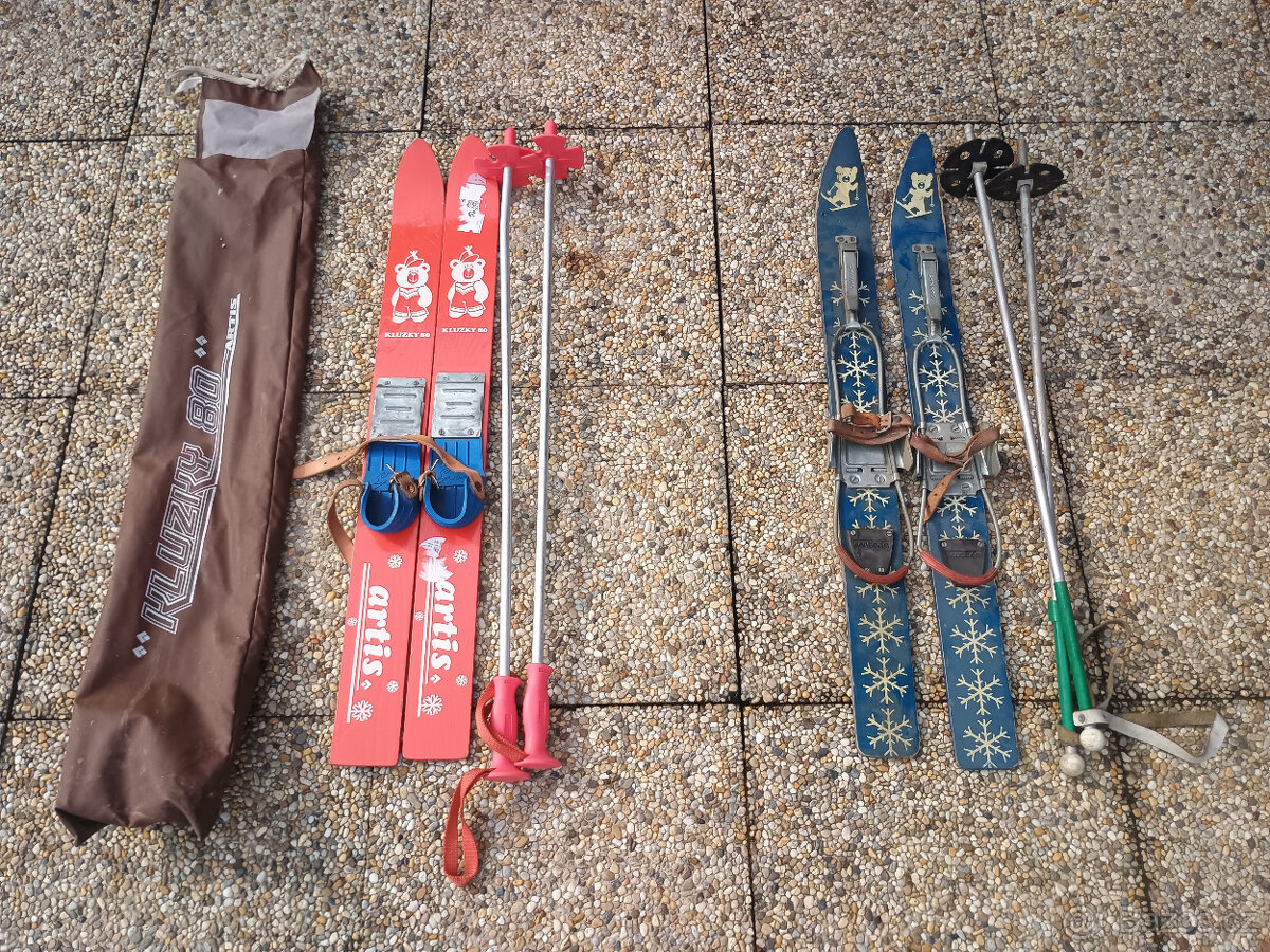 Retro dětské lyže na výstavku