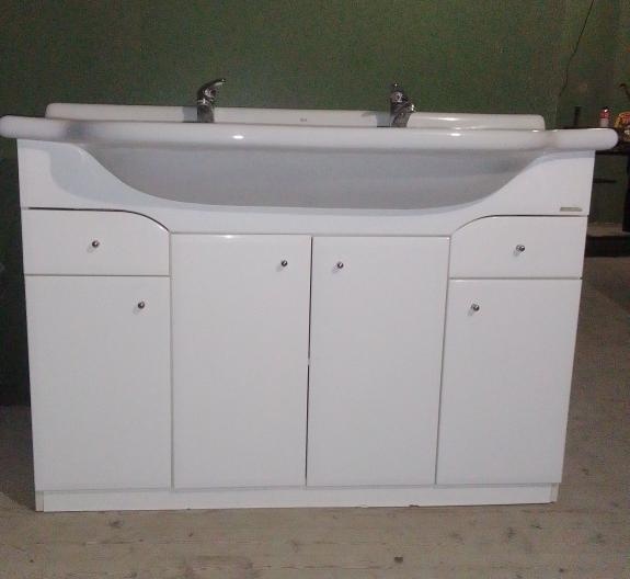 kOUPELNOVÁ SKŘÍNKA S UMYVADLEM