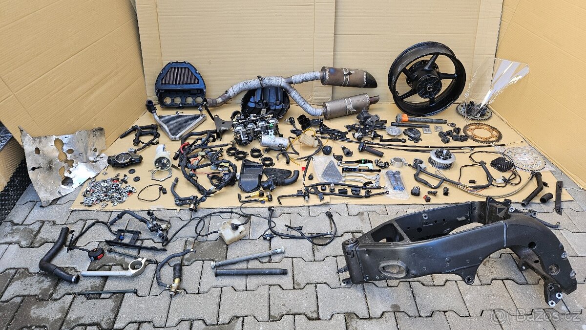 Náhradní díly Yamahu R1 04-06