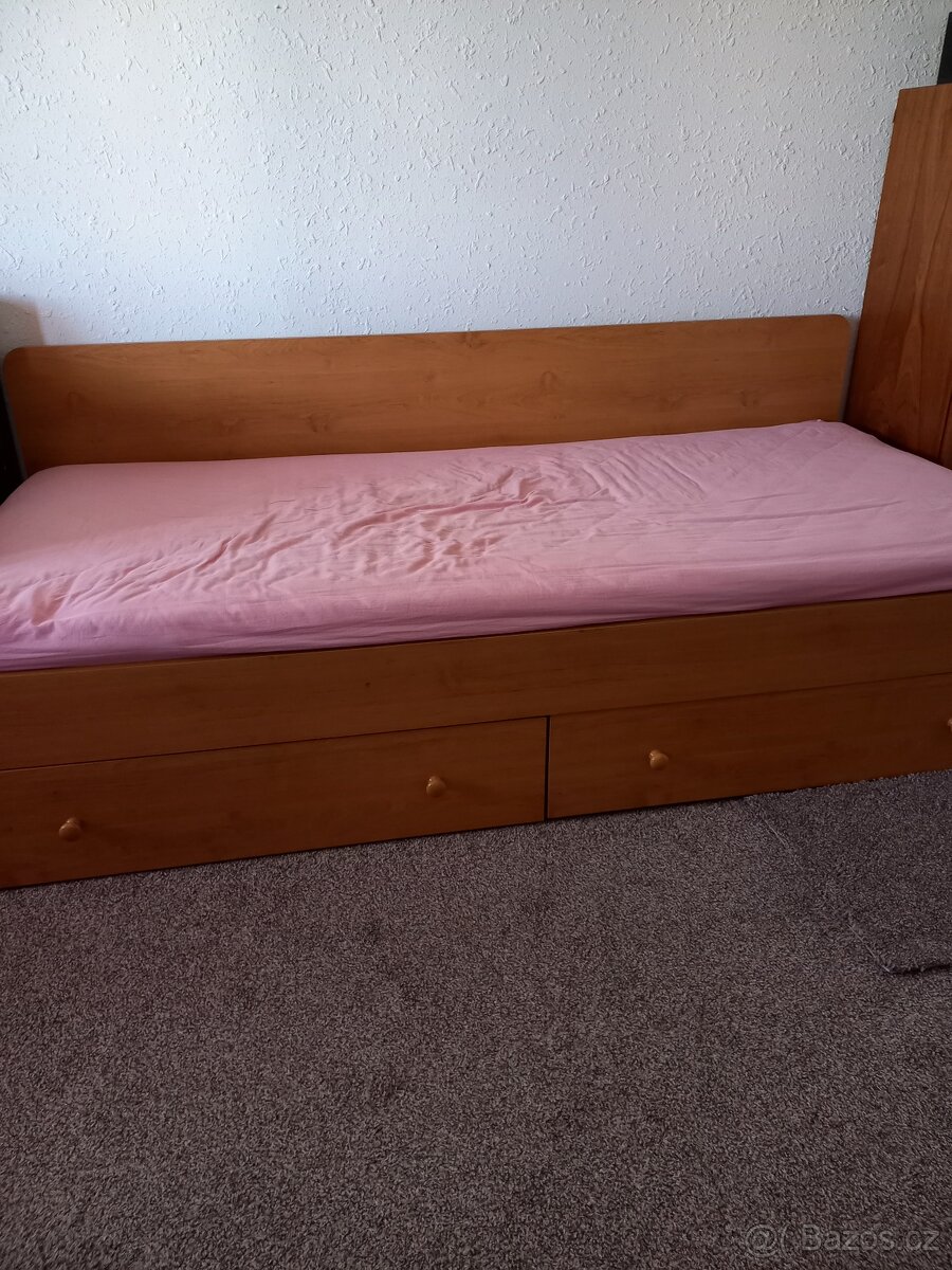 DŘEVĚNA POSTEL - VELKY ÚLOŽNÝ PROSTOR