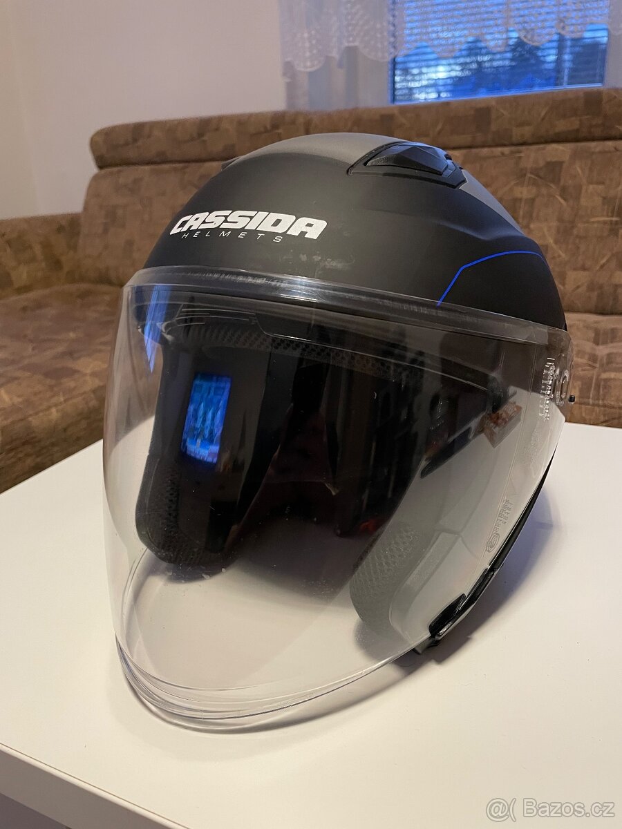 Motorkářská helma