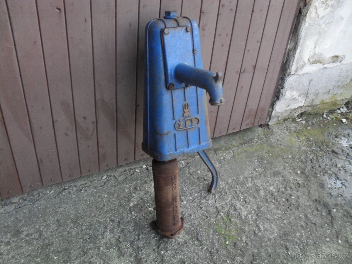 Stará ruční pumpa na studnu