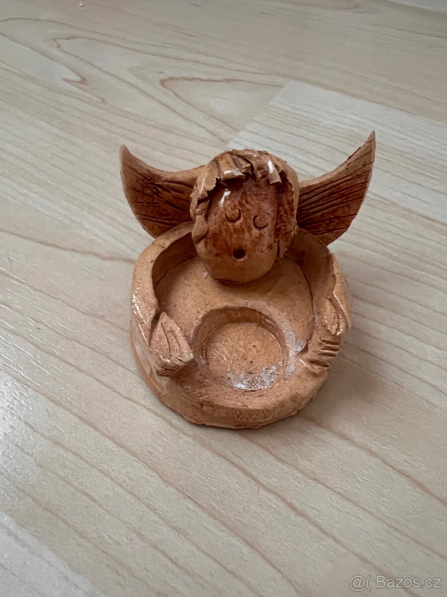 Keramický svícen anděl
