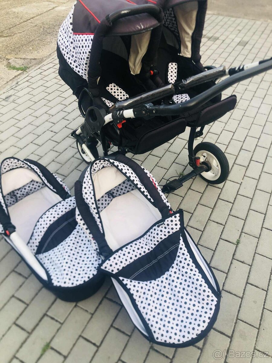 Kočárek pro dvojčata + postýlka + hračky