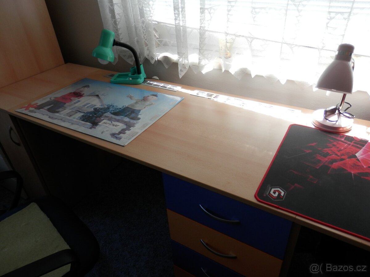 Rohový psací stůl.