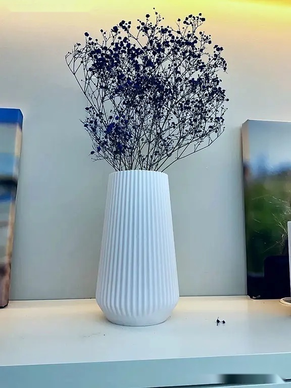 Minimalistická váza s jemným žebrováním