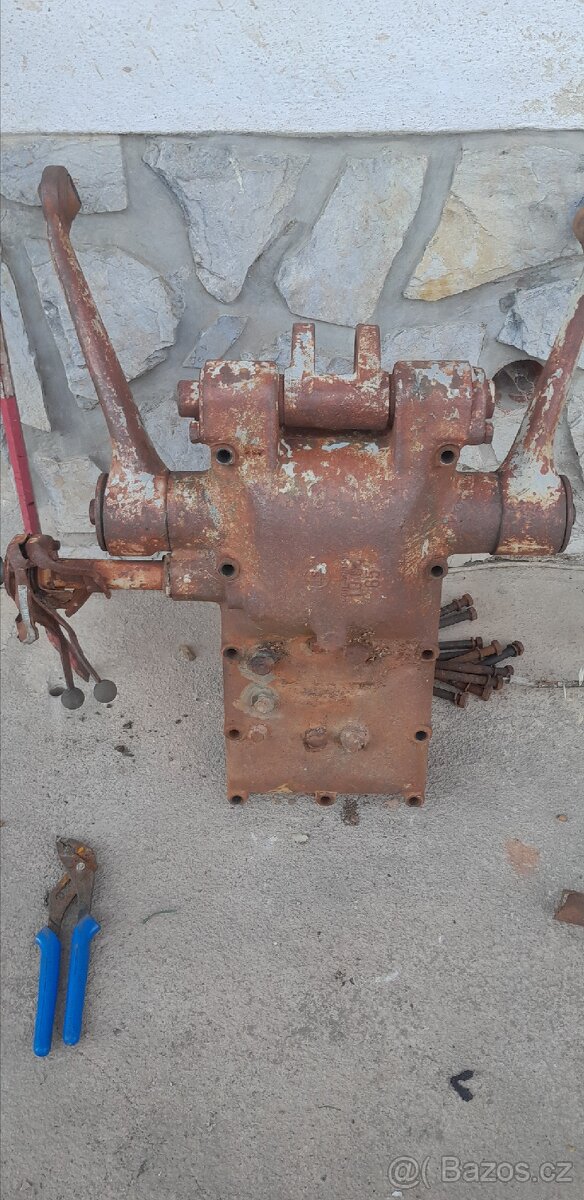 Prodám víko hydrauliky zetor 4011, 4511, 4611