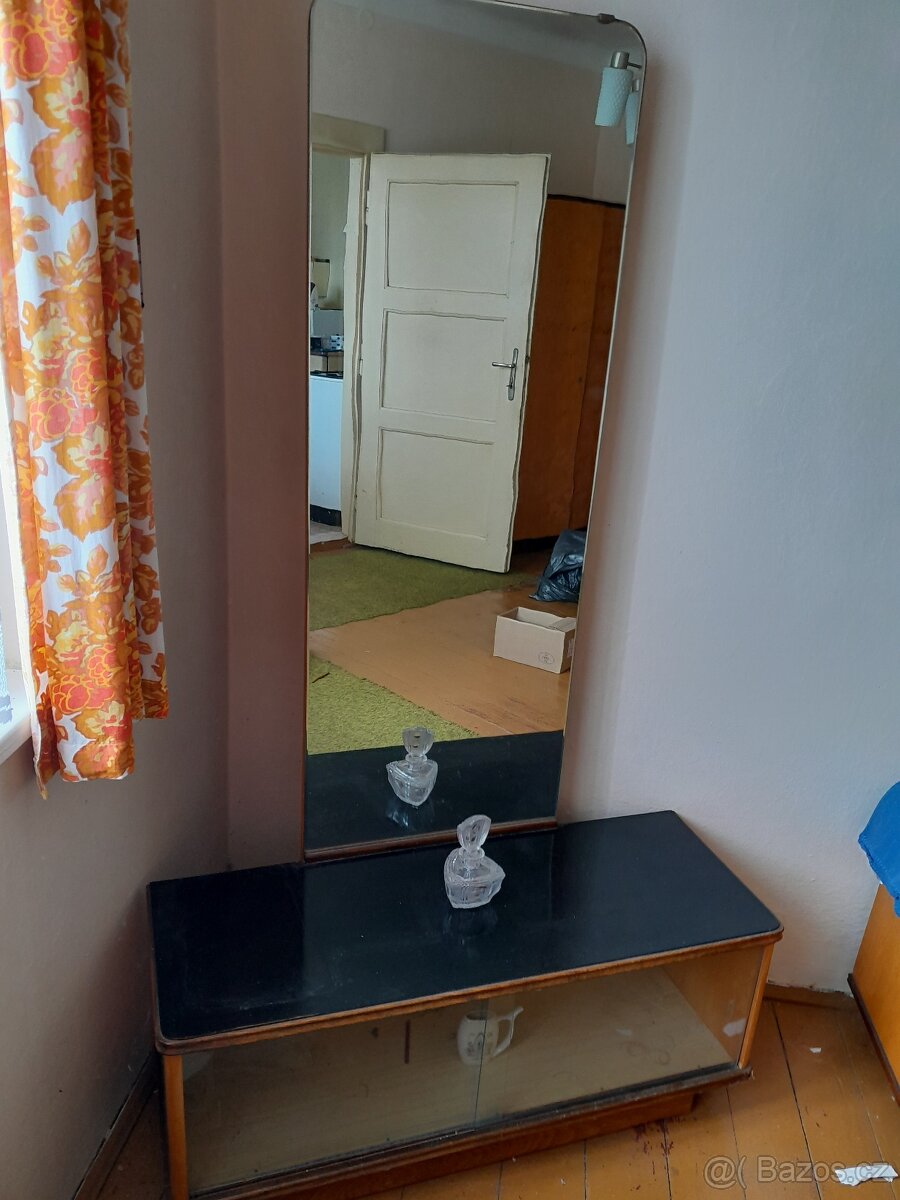skříňka se zrcadlem