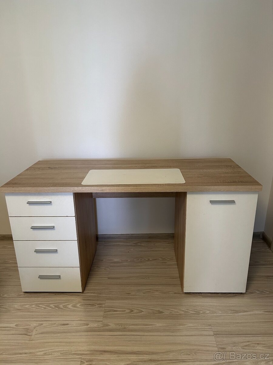 Dřevěný psací stůl