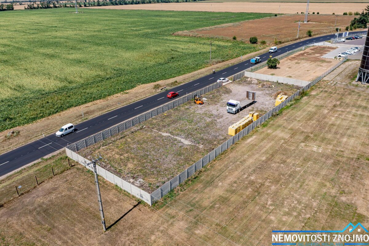 Pronájem komerčního pozemku 1650m2, u hlavní komunikace, Tas