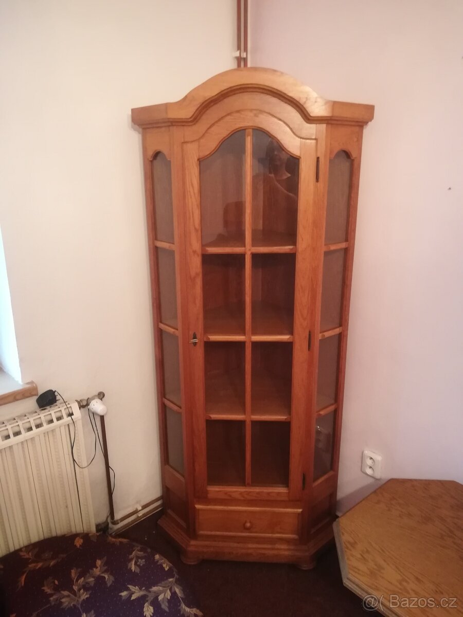 Rustikální rohová vitrína