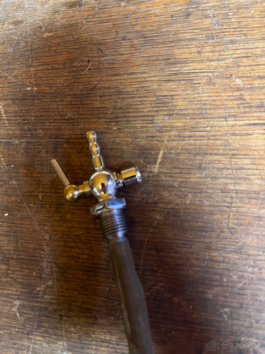 Kohout benzínu Jawa pérák