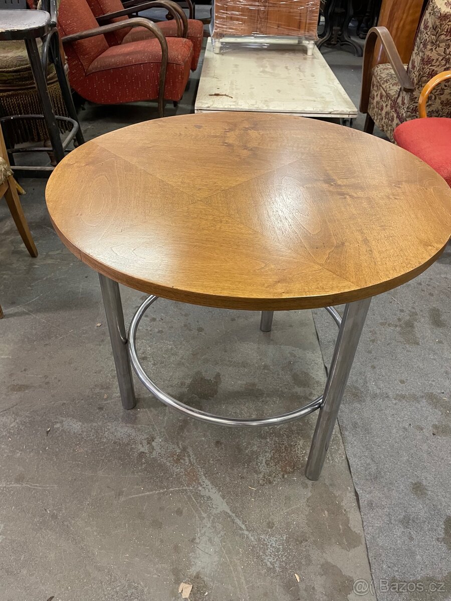 Chromovaný funkcionalistický kulatý konferenční stolek.