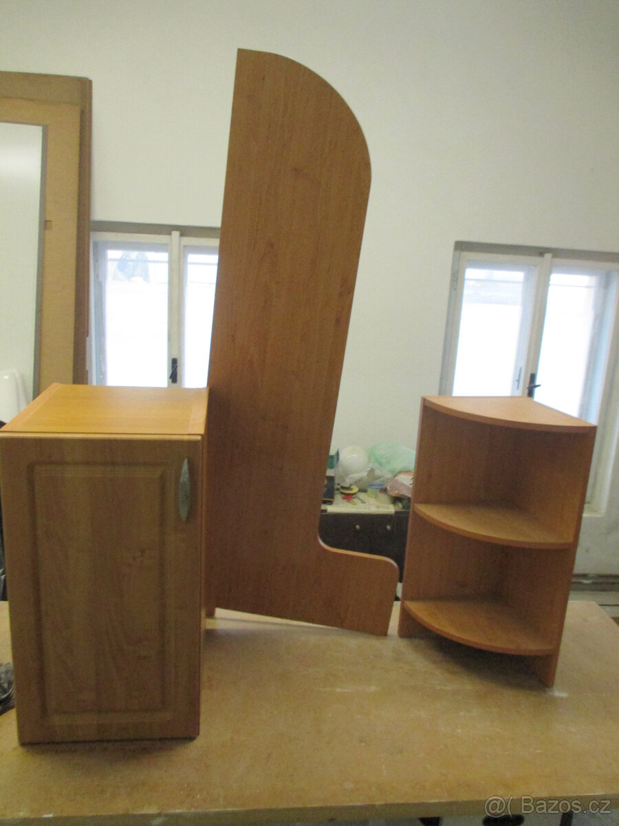 Skříňka s policemi